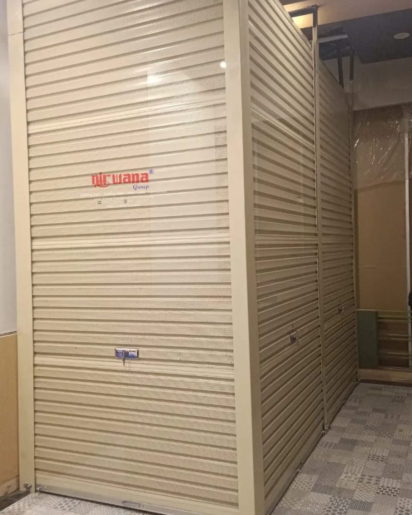 Pemasangan Rolling Door One Sheet Full Perforated Di Tenant Gokana