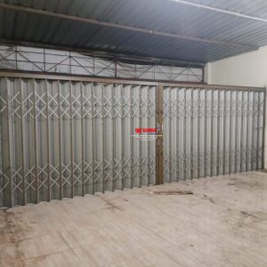 Proyek pemasangan Pintu Harmonika Rasional D di Kedungmundu Semarang