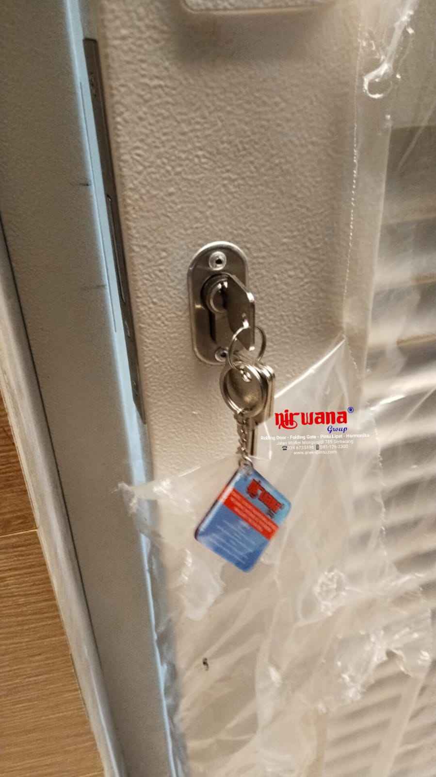 Pintu besi baja dengan cara pengecatan dengan metode semi oven sehingga menjadikan warna yang pekat serta tahan lama. Karena kualias bahan dan metode pengecatan menjadikan pintu ini bebas perawatan, anti rayap, dan tidak memuai. Selain warna seperti pada di gambar, tersedia juga beberapa pilihan warna lain seperti putih, beige, orange gelap, dan beberapa pilihan warna lain.