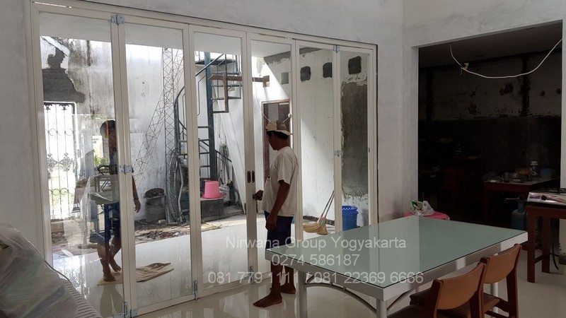 Pemasangan Pintu Lipat Aluminum Full Kaca Perum Griya Indah Yogyakarta