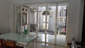 Nirwana Group Semarang telah melakukan Pemasangan Pintu Lipat Aluminum Full Kaca di Perum Griya Indah Yogyakarta 2