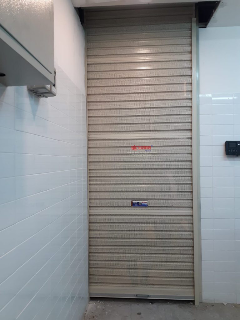 Pemasangan Rolling Door One Sheet Full Perforated di Tenant Shigerud Paragon Mall Semarang