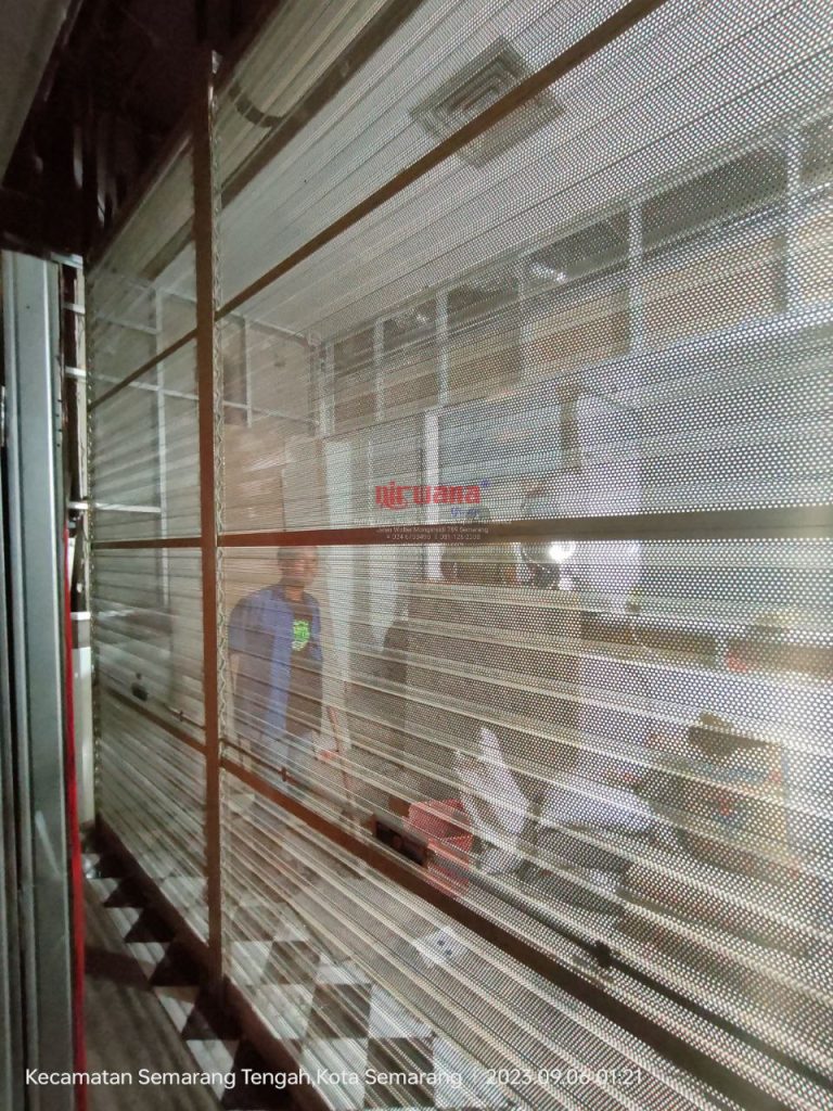 Pemasangan Rolling Door One Sheet Full Perforated di Tenant Reddog Paragon Mall Semarang