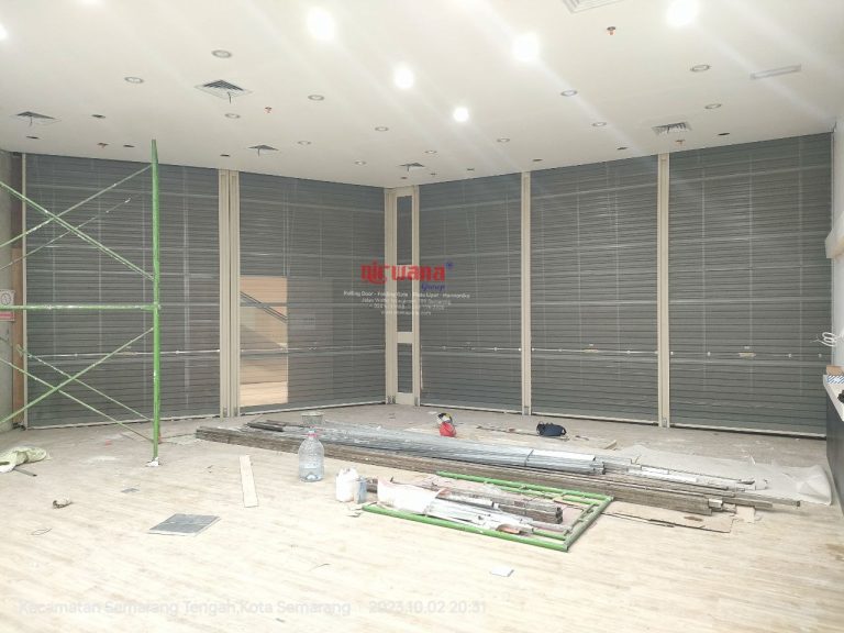 Pemasangan Rolling Door One Sheet Full Perforated di Tenant Samsung Queen City Mall Semarang