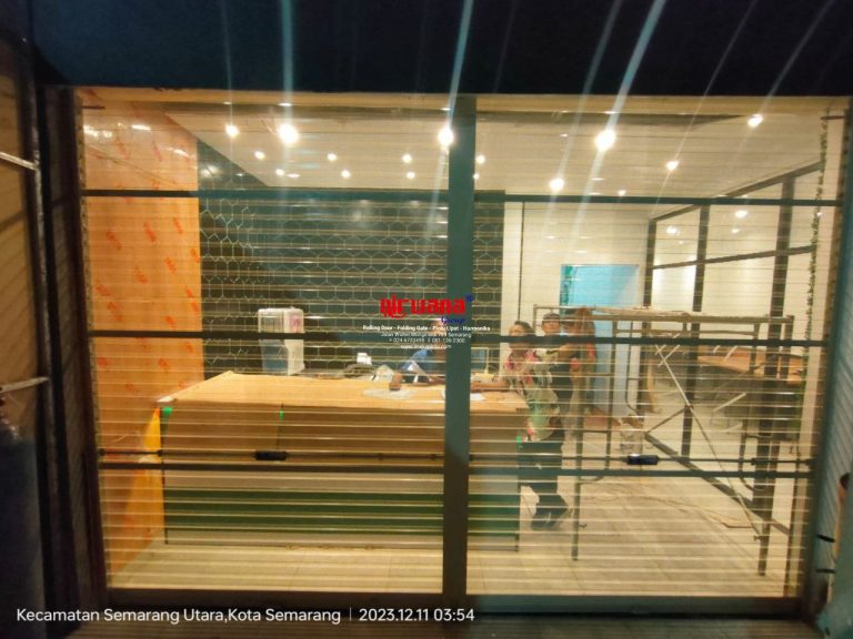 Pemasangan Rolling Door One Sheet Full Perforated Di Wings Stop Stasiun Tawang Semarang