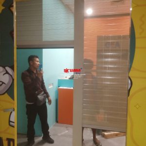 Pemasangan Rolling Door One Sheet Full Perforated Di Door Fries Queen City Mall Semarang 