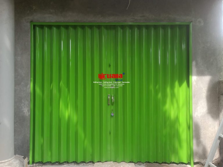 Pemasangan Pintu Folding Gate Standart Ketebalan 0,5mm Polos di Meteseh, Semarang.