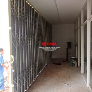 Pemasangan Pintu Folding Gate Standart Ketebalan 1,2mm Polos di Alfamart, Kalipancur, Semarang Barat, Jawa Tengah