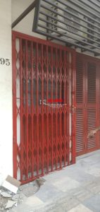 Proyek pemasangan Pintu Harmonika Rasional A Tanpa Plat Daun di Gang Warung, Pecinan Semarang.