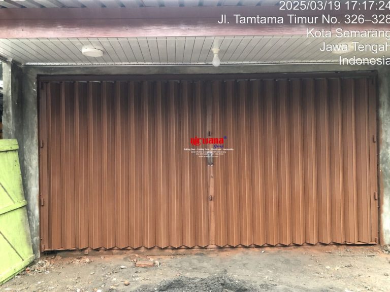 Proyek pemasangan Pintu Harmonika Rasional C di Jangli kota Semarang