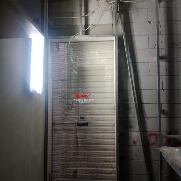 Nirwana Group telah menyelesaikan pemasangan Rolling Door One Sheet Full Perforated di Queen City Mall Kota Semarang Jawa Tengah